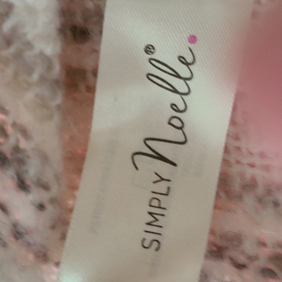 Very Stylish Shaw - Picture 3 of 4